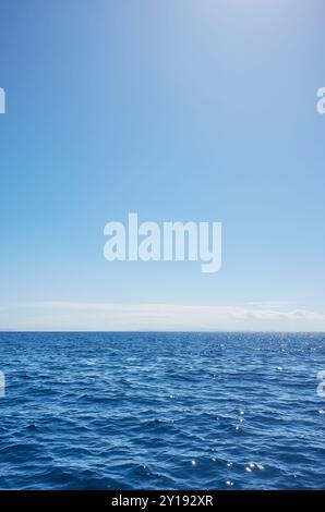 Paysage marin avec horizon et ciel dégagé, Océan Pacifique. Banque D'Images