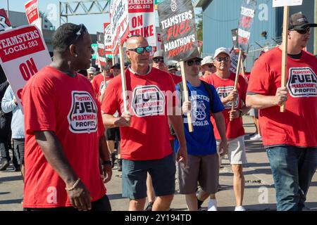 Detroit, Michigan, États-Unis. 5 septembre 2024. Les membres du syndicat des Teamsters en sont à la deuxième journée d'une grève contre la raffinerie Marathon Petroleum. Le syndicat travaille sans contrat depuis janvier. Les principaux enjeux sont une augmentation des salaires qui corresponde à l'inflation des quatre dernières années et la préservation des prestations. Marathon a amené des travailleurs de remplacement pour maintenir la raffinerie en activité. Crédit : Jim West/Alamy Live News Banque D'Images