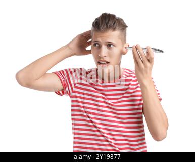 Jeune homme avec smartphone écoutant un message vocal sur fond blanc Banque D'Images