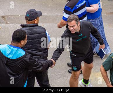 Johann van Graan Bath entraîneur-chef de rugby à xv serrant la main avant la pré-saison amicale contre Munster rugby 31 août 2024 Banque D'Images