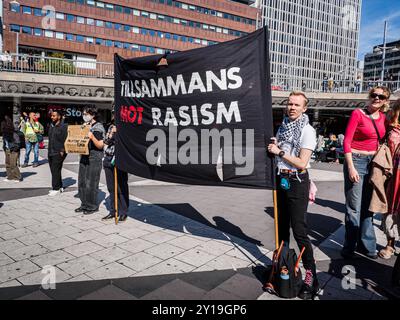 Stockholm, Suède - 24 août 2024 : deux jeunes tiennent une grande banderole portant la mention « ensemble contre le racisme » en suédois lors d'une manifestation publique à Serge Banque D'Images