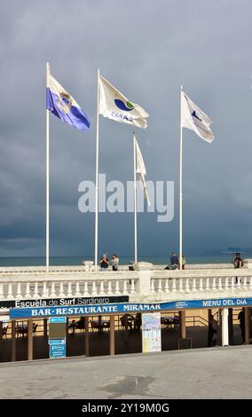 Promenade avec drapeaux et terrasse du restaurant Miramar bar donnant sur la mer Avenida Castaneda Plaza de Italia Sardinero Santander Cantabria Espagne Banque D'Images