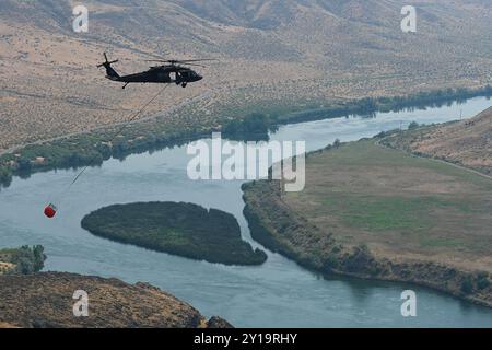 Un hélicoptère UH-60 Black Hawk de la Garde nationale de l'armée de l'Idaho effectue une formation en seau d'eau au-dessus de la rivière Snake dans l'Idaho, aux États-Unis Banque D'Images