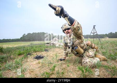 Les soldats de l'armée américaine de service actif, de la Garde nationale et des forces de réserve mènent des exercices de combat à tir réel pendant le cours des leaders avancés d'infanterie du 1-254th Regional Training Institute sur la base interarmées McGuire-dix-Lakehurst, New Jersey, le 25 juillet 2024. Le cours Advanced leaders est un cours spécifique à une branche qui offre aux soldats sélectionnés pour être promus Sgt. D'état-major une occasion d'améliorer le leadership, les compétences techniques, l'expertise tactique et l'expérience nécessaires pour diriger des unités de la taille d'une escouade. (Photo de la Garde nationale de l'armée américaine par le sergent Michael Schwenk) Banque D'Images