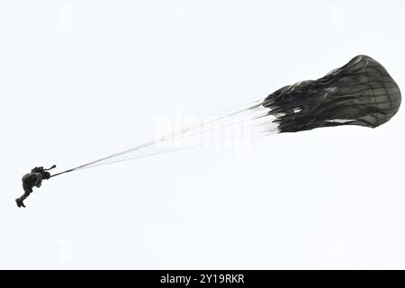 Un parachutiste spartiate de la 2nd Infantry Brigade combat Team (Airborne), 11th Airborne Division saute au-dessus de Malemute Drop zone dans le cadre de la célébration de la Journée nationale aéroportée, vendredi 16 août. Cette année, près de 84 ans après le premier saut en parachute officiel de l’armée à ce qui était alors Fort Benning (aujourd’hui Fort Moore), en Géorgie, en 1940, le Sénat américain a adopté une résolution désignant le 16 août 2024 comme « Journée nationale aéroportée », commémorant l’anniversaire de ce premier saut. (Photo de l'armée/John Pennell) Banque D'Images