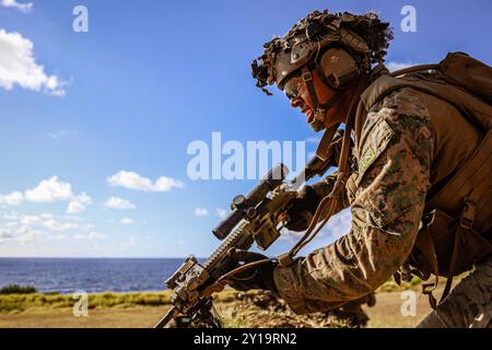 Le caporal Kobe Manning, chef d'équipe affecté à Charlie Company, Battalion Landing Team 1/5, 15th Marine Expeditionary Unit, se limite à couvrir tout en engageant des cibles ennemies simulées lors d'attaques d'escouade de tir réel à la base du corps des Marines Hawaii le 18 juillet 2024. La formation au tir réel au niveau de l'escouade améliore la préparation au combat et maintient les compétences de l'escouade de fusiliers du Marine corps. (Photo du corps des Marines des États-Unis par le caporal Aidan Hekker) Banque D'Images