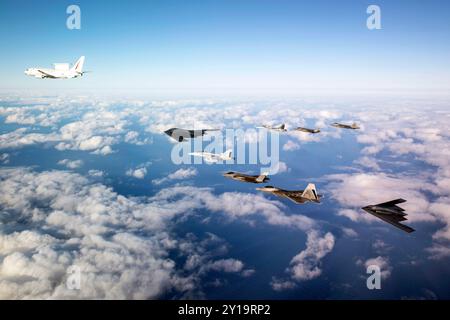 Un E-7A Wedgetail de la Royal Australian Air Force, deux EA-18G Growler et deux F-35A Lightning II volent en formation avec deux bombardiers B-2 de la United States Air Force et deux avions de chasse F-22 Raptor. Banque D'Images