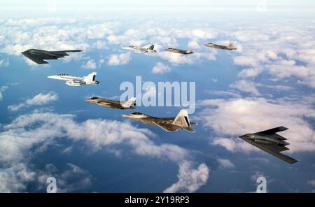 Deux avions EA-18G Growler et deux avions F-35A Lightning II volent en formation avec deux bombardiers B-2 de la United States Air Force et deux avions de chasse F-22 Raptor. Banque D'Images