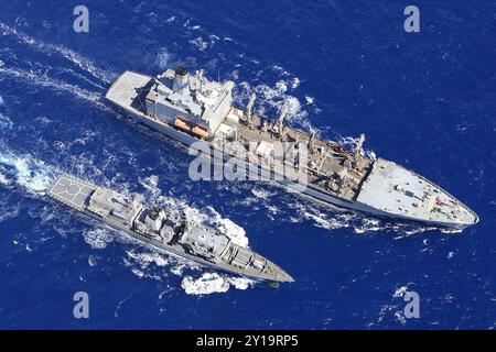 La frégate de la marine chilienne CNS Almirante Condell (FF-06), Bottom, effectue un réapprovisionnement en cours avec le pétrolier de réapprovisionnement de la flotte de classe Henry J. Kaiser USNS Pecos (T-AO 197) pendant l'exercice Banque D'Images