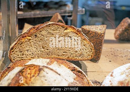 confectionnez du pain au levain frais chaud et sain. Les soins de santé Banque D'Images