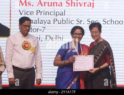 New Delhi, Inde. 05th Sep, 2024. NEW DELHI, INDE - 5 SEPTEMBRE : le ministre de l'éducation de Delhi, Atishi, distribue le prix des enseignants de l'État de Delhi à l'occasion de la Journée des enseignants au stade Thyagraj, le 5 septembre 2024 à New Delhi, en Inde. (Photo de Sonu Mehta/Hindustan Times/Sipa USA) crédit : Sipa USA/Alamy Live News Banque D'Images
