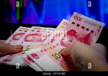 Chine. 31 août 2024. Dans cette illustration photo, la main vue tenant plusieurs pièces de monnaie chinoise, renminbi, avec une valeur faciale de cent yuans. (Photo de Sheldon Cooper/SOPA images/SIPA USA) *** strictement à des fins éditoriales *** crédit : SIPA USA/Alamy Live News Banque D'Images