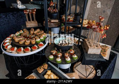 Élégant présentoir de hors-d'œuvre gastronomique dans un service de restauration événementiel haut de gamme. Banque D'Images