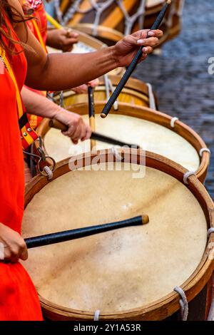 Tambours joués dans les rues de Recife pendant le carnaval traditionnel brésilien Banque D'Images