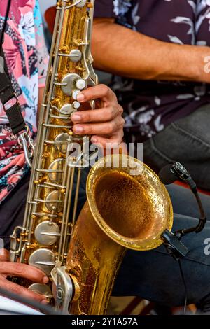 Saxophoniste et groupe de musiciens lors d'une performance musicale dans les rues de Recife Banque D'Images