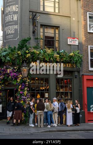 Les gens boivent devant la Mr Fogg's Tavern, Saint Martin's Lane, Londres, Royaume-Uni. 30 août 2024 Banque D'Images