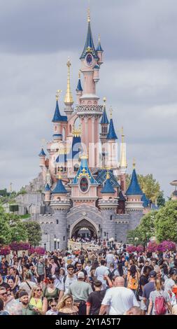 Disneyland Paris, rue principale avec château de beauté endormi au loin Banque D'Images