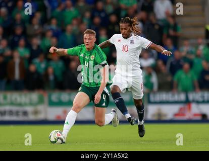 Daniel Ballard (à gauche) est confronté au Luxembourg Gerson Rodrigues (à droite) lors du match du Groupe C3 de l'UEFA Nations League à Windsor Park, Belfast. Date de la photo : jeudi 5 septembre 2024. Banque D'Images