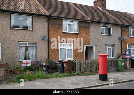 A – drapeau de la Croix de George devant une maison sur Lymington Road, Dagenham, Londres, Royaume-Uni. 30 août 2024 Banque D'Images