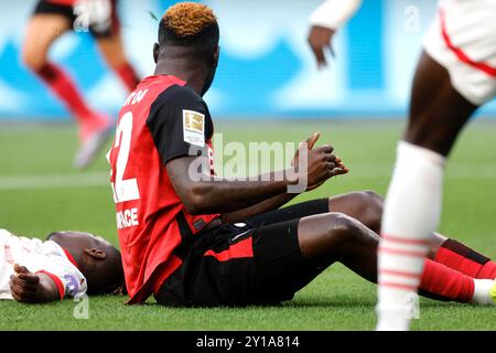 Leverkusen, Deutschland, Allemagne 1. Fussball Bundesliga, 2. Spieltag, Journée 2 Bayer 04 Leverkusen : RB Leipzig 2:3 31.08. 2024 in der Bay-Arena in Leverkusen Amadou HAIDARA (RBL) Li.- liegt nach einem verunglückten Fallrückzieher von Victor BONIFACE (LEV) Re.- verletzt am Boden photo : Norbert Schmidt, Duesseldorf Banque D'Images