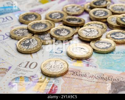 Gros plan des pièces de monnaie et billets de la livre britannique en espèces Banque D'Images