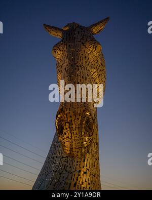 Gros plan photo de l'attraction touristique écossaise emblématique, Duke the Kelpie, The Helix, Grangemouth, Falkirk, Écosse, Royaume-Uni en basse lumière au coucher du soleil Banque D'Images