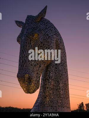 Gros plan photo de l'attraction touristique écossaise emblématique, Duke the Kelpie, The Helix, Grangemouth, Falkirk, Écosse, Royaume-Uni en basse lumière au coucher du soleil Banque D'Images