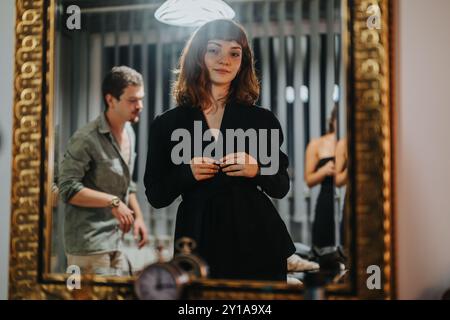 Jeune femme se préparant pour la nuit avec des amis dans une tenue élégante Banque D'Images