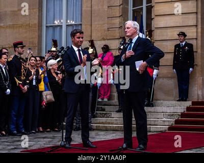 FRANCE-PARIS-POLITIQUE-PM-MATIGNON-GOUVERNEMENT remise à l'Hôtel de Matignon entre le premier ministre sortant Gabriel Attal et le nouveau mandat de former un gouvernement, Michel Barnier. À Paris, le 5 septembre 2024. PARIS ILE-DE-FRANCE FRANCE COPYRIGHT : XANDREAXSAVORANIXNERIX FRANCE-PARIS-POLITICS-PM-MATIGNO ASAVORANINERI-12 Banque D'Images