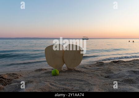 Tennis de plage, paddle ball de plage. Raquettes de plage et balle sur la plage Banque D'Images