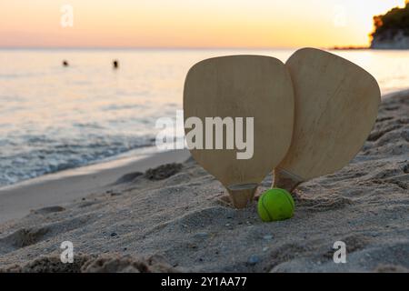 Tennis de plage, paddle ball de plage. Raquettes de plage et balle sur la plage Banque D'Images