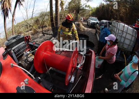 INCENDIE DE LA VALLÉE DE NAYON Quito, jeudi 5 septembre 2024 incendie dans la vallée de Tumbaco, Nayon photos API Rolando Enriquez Quito Pichincha Ecuador dis NAYON VALLEY FIRE f3c6bcd341334f66787b00e01081d784 Copyright : xROLANDOxENRIQUEZx Banque D'Images