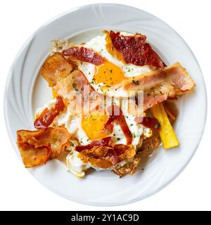 Petit déjeuner copieux fait maison - oeufs frits avec bacon et frites Banque D'Images