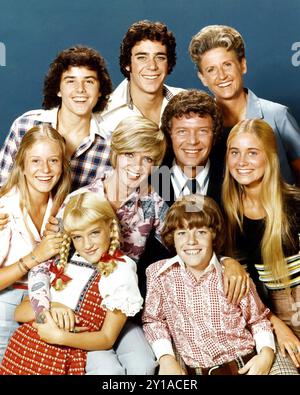 1969 - 1974 , USA : Pubblicity toujours avec le casting de la série télévisée Paramount THE BRADY BUNCH ( la famiglia Brady , 1969 - 1974 ) , avec la mère Florence Henderson , le père Robert Reed ( 1932 - 1992 ), la gouvernante Ann B. Davis ( 1926 -2014), Barry Williams , Maureen McCormick , Eve Plumb , Susan Olsen et Mike Lookinland . - TÉLÉFILM - TÉLÉVISION - COMÉDIE EN SÉRIE - SIT-COM - TELEVISIONE - SERIE TELEVISIVA - COMMEDIA FAMIGLIARE - FAMIGLIA - FAMILLE - SOURIRE - SORRISO --- FILM NON DESTINÉ À LA PUBLICITÉ --- NON PER USO PUBBLICITARIO --- AVERTISSEMENT : CETTE PHOTOGRAPHIE NE PEUT ÊTRE QUE REPRO Banque D'Images