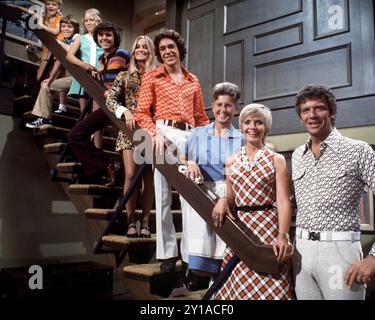 1969 - 1974 , USA : Pubblicity toujours avec le casting de la série télévisée Paramount THE BRADY BUNCH ( la famiglia Brady , 1969 - 1974 ) , avec la mère Florence Henderson , le père Robert Reed ( 1932 - 1992 ), la gouvernante Ann B. Davis ( 1926 -2014), Barry Williams , Maureen McCormick , Eve Plumb , Susan Olsen et Mike Lookinland . - TÉLÉFILM - TÉLÉVISION - COMÉDIE EN SÉRIE - SIT-COM - TELEVISIONE - SERIE TELEVISIVA - COMMEDIA FAMIGLIARE - FAMIGLIA - FAMILLE - SOURIRE - SORRISO --- FILM NON DESTINÉ À LA PUBLICITÉ --- NON PER USO PUBBLICITARIO --- AVERTISSEMENT : CETTE PHOTOGRAPHIE NE PEUT ÊTRE QUE REPRO Banque D'Images