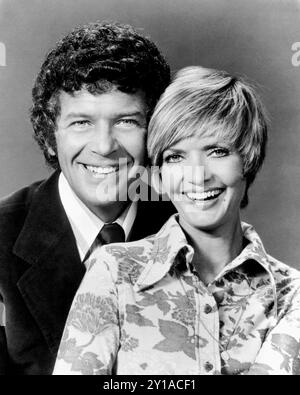 1969 - 1974 , USA : Pubblicity toujours avec le casting de la série télévisée Paramount THE BRADY BUNCH ( la famiglia Brady , 1969 - 1974 ) avec la mère Florence Henderson et le père Robert Reed ( 1932 - 1992 ). Robert Reed mort pour complications du SIDA. - TÉLÉFILM - TÉLÉVISION - COMÉDIE EN SÉRIE - SIT-COM - TELEVISIONE - SERIE TELEVISIVA - COMMEDIA FAMIGLIARE - FAMIGLIA - FAMILLE - sourire - sorriso --- FILM - NON DESTINÉ À LA PUBLICITÉ --- NON PER USO PUBBLICITARIO --- AVERTISSEMENT : cette photographie ne peut être reproduite que par des publications en liaison avec la promotion du film ci-dessus. Banque D'Images