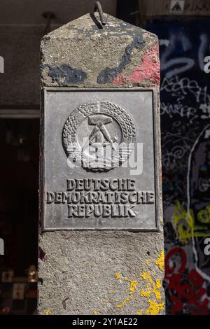 DDR Grenzstein ancien poste frontière entre l'Allemagne de l'est et l'Allemagne de l'Ouest près de Checkpoint Charlie, Berlin, Allemagne Banque D'Images