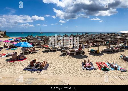 Sommerurlaub auf Mallorca Sommer, Urlaub, Ferien : Urlauber liegen am Strand son Moll in Cala Rajada auf Mallorca. Cala Rajada Mallorca Espagnol *** vacances d'été à Majorque été, vacances, vacances vacanciers se trouvent sur la plage son Moll à Cala Rajada à Majorque Cala Rajada Mallorca Espagne Copyright : xDavidxInderliedx Banque D'Images