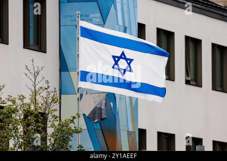 Munich, Allemagne. 05th Sep, 2024. Le drapeau d'Israël flotte dans le vent sur un mât de drapeau devant le consulat général de l'État d'Israël à Munich (Bavière) le 5 septembre 2024. La police a abattu une personne suspecte lors d'une opération majeure près du consulat général israélien dans le centre-ville de Munich. À la suite de l'échange de tirs près du consulat général israélien à Munich, les enquêteurs supposent que le tireur tué tentait de commettre un attentat terroriste. Crédit : Matthias Balk/dpa/Alamy Live News Banque D'Images