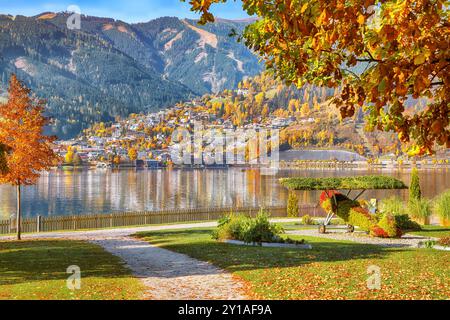 Vue magnifique sur le parc et les montagnes autour du lac Zell ou Zeller See. Localisation : Zell am See, quartier de Zell am See, État de Salzbourg, Autriche Banque D'Images