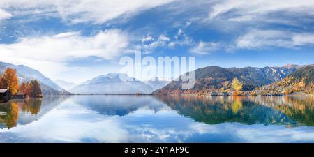 Vue panoramique imprenable sur la ville et les montagnes autour du lac Zell ou Zeller See. Localisation : Zell am See, quartier de Zell am See, État de Salzbourg, Aus Banque D'Images