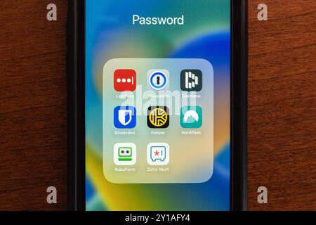 LastPass, 1Password, Dashlane, Bitwarden, Keeper Security, icônes des applications NordPass, RoboForm et Zoho Vault sur un iPhone. Concept d'outil de gestion des mots de passe Banque D'Images