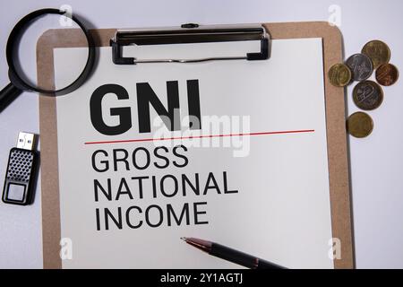 RNB revenu national brut inscrit dans un cahier sur une table blanche. Banque D'Images