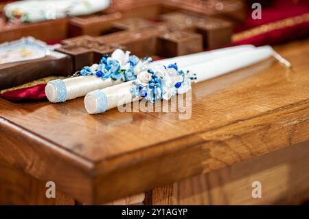 Bougies de mariage élégantes avec des décorations florales bleues sur la surface en bois. Banque D'Images