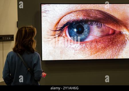 New York, NY, États-Unis. 5 septembre 2024. Le salon annuel de l'armurerie, qui se déroule jusqu'au 8 septembre 2024, est une exposition présentant plus de 225 galeries de plus de 35 pays présentant l'art moderne et contemporain ouverte au public au Javits Center. Un œil de Rafael Lozano-Hemmer dans la galerie Bitforms regarde un visiteur. Crédit : Ed Lefkowicz/Alamy Live News Banque D'Images