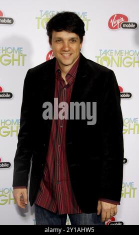 Ralph Macchio à la première de Los Angeles de 'Take Me Home Tonight' qui s'est tenue au Regal LA Live à Los Angeles, États-Unis, le 2 mars 2011. Banque D'Images