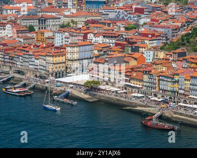 Ville de Porto et le fleuve Douro vus du Mosterio da Serra do Pilar, Vila Nova de Gaia, Portugal. Banque D'Images