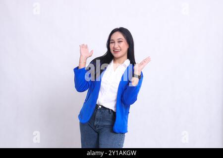 charme de la belle jeune femme de bureau asiatique portant costume bleu formel debout joyeusement avec les deux mains vers le haut. pour les entreprises, la beauté, les affaires, la finance, Banque D'Images