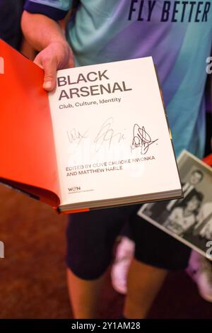 Londres, Royaume-Uni. 05th Sep, 2024. Le Barbican a accueilli le lancement du livre du Dr Clive Chijioke Nwonka et Matthew Harle sur Arsenal et Black Identity avec des invités très spéciaux, dont l'ancien milieu de terrain d'Arsenal Paul Davis. Black Arsenal est la première exploration dédiée de la relation du club avec l’identité et la culture contemporaines des Noirs. Il voit l’affinité du club avec l’identité noire transcender le football et se propager à travers les cultures : dans les médias, la musique, la mode, la politique et les expériences sociales quotidiennes. Exploré à travers une gamme de photographies étonnantes et d'images d'archives rares. Crédit : Banque D'Images