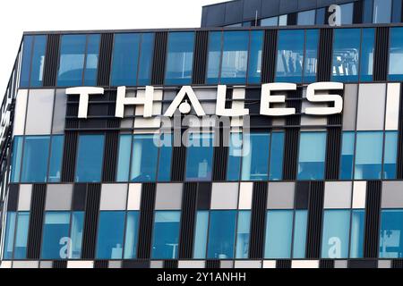 Bucarest, Roumanie - 04 septembre 2024 : le logo de la multinationale française Thales est visible sur le toit du bâtiment Orhideea Towers, à Buchar Banque D'Images